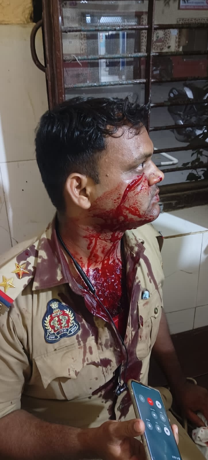 थाना खोराबार जनपद गोरखपुर में नियुक्त दरोगा पर चाकू से हमला