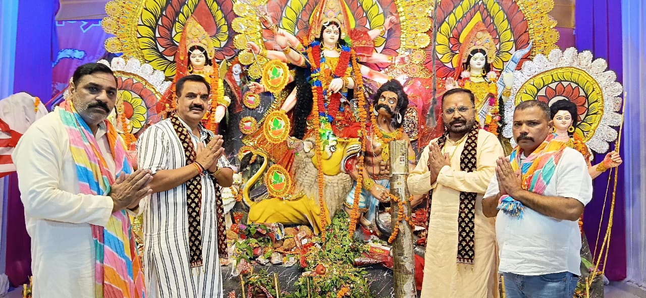 *रूद्रपुर। पूर्व विधायक राजकुमार ठुकराल ने ट्रांजिट कैम्प, रविन्द्र नगर सहित कई स्थानों पर शारदीय दुर्गा पूजा महोत्सवों में पहुंचकर पूजा अर्चना में प्रतिभाग किया