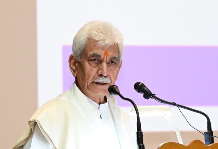 *_जम्मू-कश्मीर: LG ने दो शिक्षकों को आतंकी संबंधों के चलते नौकरी से बर्खास्त किया_*