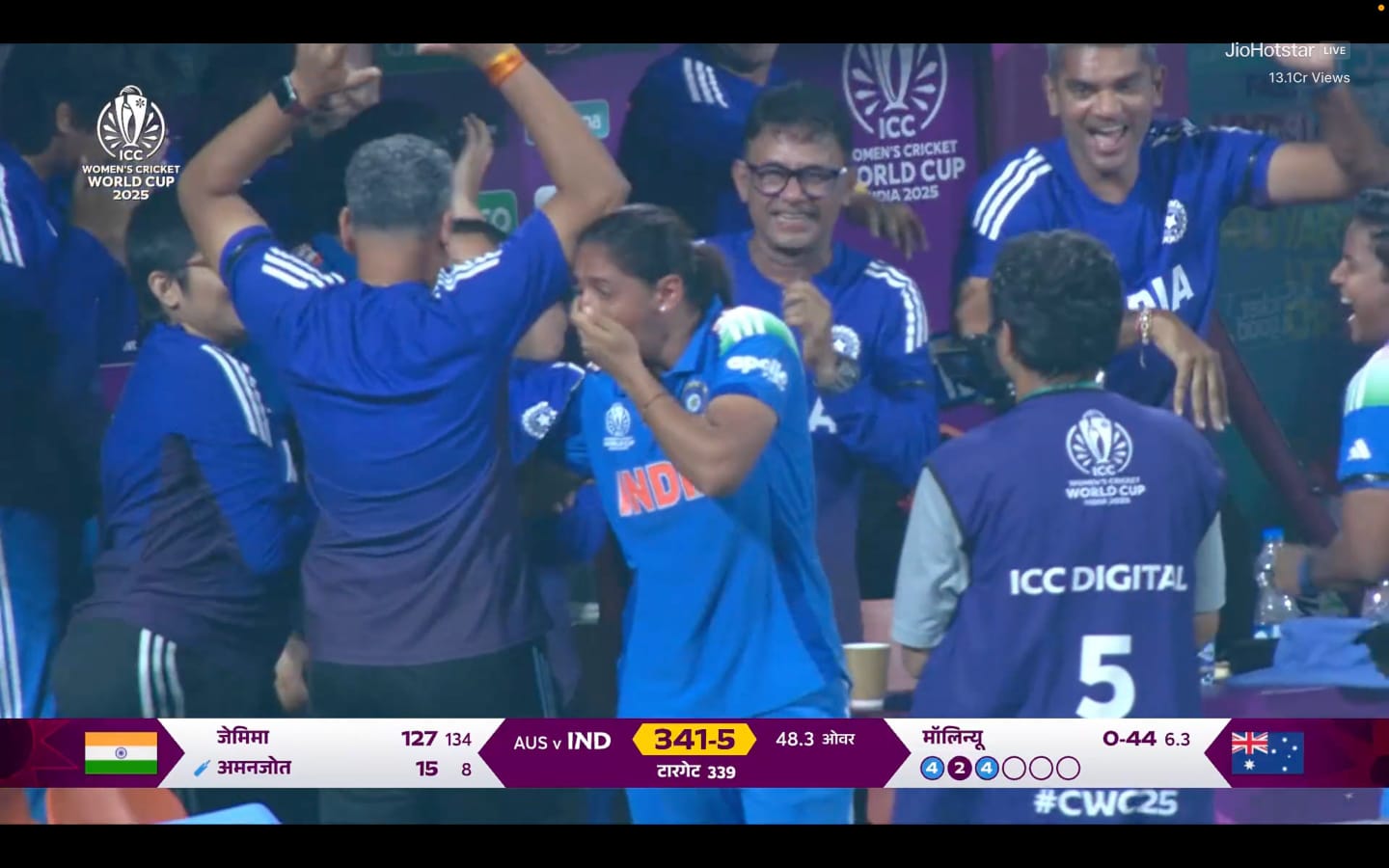 *🟢ऐतिहासिक पल!*     रो पड़ी भारतीय महिला क्रिकेट टीम की खिलाड़ी!     भारतीय महिला क्रिकेट टीम ने रचा इतिहास।