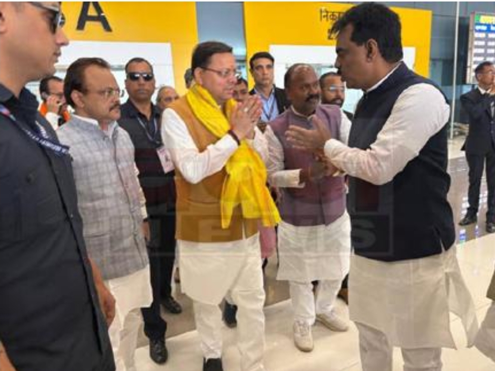 नितीश कुमार के शपथ ग्रहण समारोह मे पहुंच सीएम पुष्कर सिंह धामी 