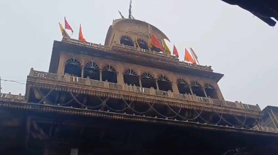 मथुरा-वृंदावन के प्रसिद्ध बांके बिहारी मंदिर में महिला के साथ छेड़-छाड़ व कपड़ें फाड़ने के आरोप में 04 पुलिसकर्मियों पर एफआईआर दर्ज हुई है