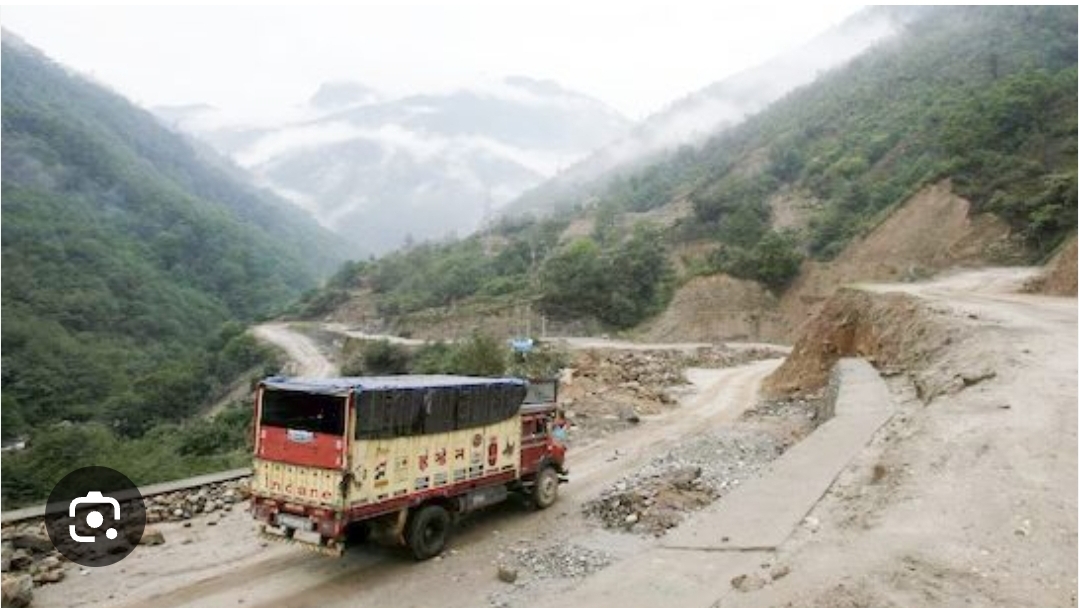 *_अरुणाचल प्रदेश में बड़ा हादसा, मजदूरों को लेकर जा रहा वाहन खाई में गिरा, 14 की मौत, एक गंभीर_*
