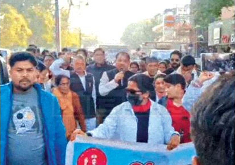 नर्सिंग अभ्यर्थियों ने किया स्वास्थ्य मंत्री के आवास का घेराव 