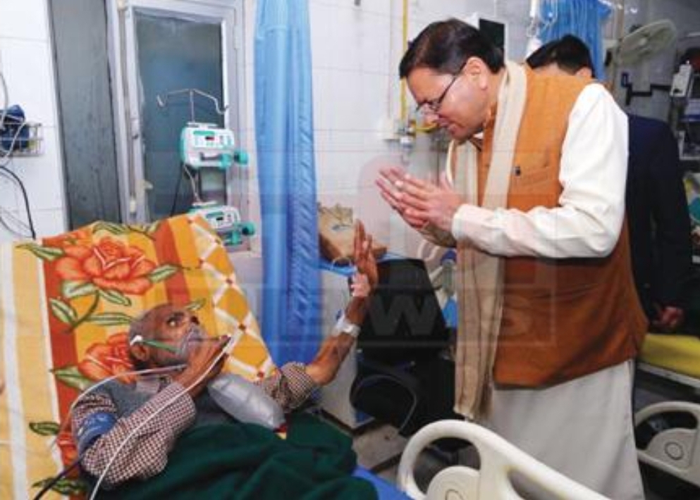 मुख्यमंत्री ने दून मेडिकल कॉलेज मे जाना मरीजो का हाल 