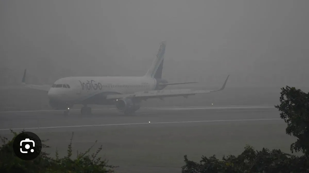 *दिल्ली में कोहरे और प्रदूषण का डबल अटैक, IGI एयरपोर्ट पर 129 फ्लाइट्स कैंसिल*