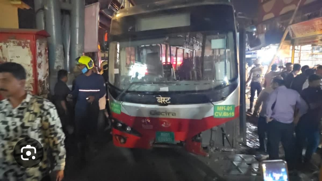*_मुंबई में बस हादसा, 4 की मौत, 9 घायल, CM ने किया मुआवजे का ऐलान_*