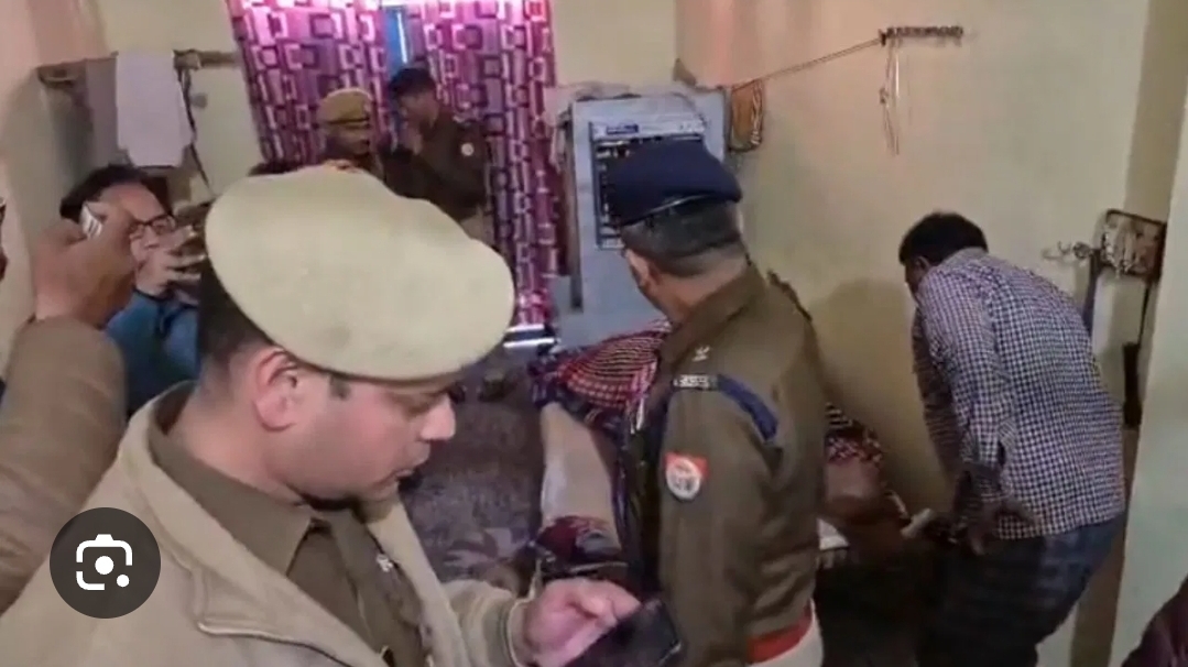 *_यूपी में बड़ी वारदात; एक परिवार के चार लोगों की दिनदहाड़े निर्मम हत्या_*